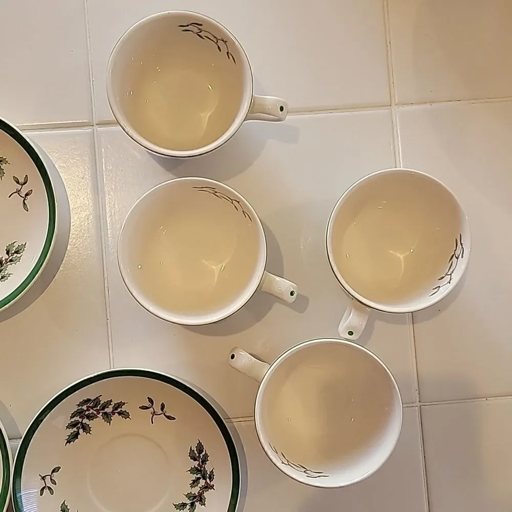 Vintage Spode Christmas tea/saucer 7oz. Set of 4